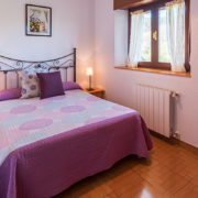 Habitación de apartamento rural de vacaciones en Cantabria